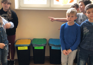 Segregowanie śmieci w naszej szkole, kl. III b